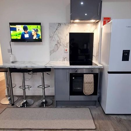 2 Bed Cosy Flat Close To Bus & Tube Station ลอนดอน ภายนอก รูปภาพ