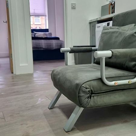 2 Bed Cosy Flat Close To Bus & Tube Station ลอนดอน ภายนอก รูปภาพ