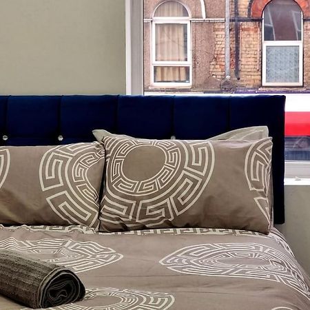 2 Bed Cosy Flat Close To Bus & Tube Station ลอนดอน ภายนอก รูปภาพ