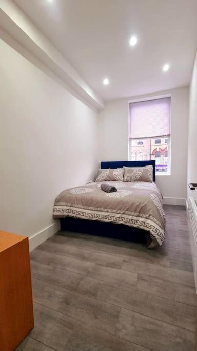2 Bed Cosy Flat Close To Bus & Tube Station ลอนดอน ภายนอก รูปภาพ