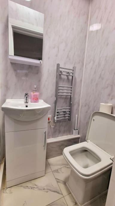 2 Bed Cosy Flat Close To Bus & Tube Station ลอนดอน ภายนอก รูปภาพ