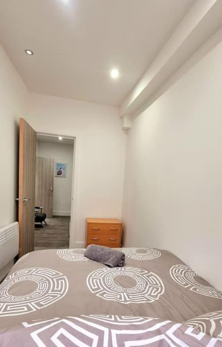 2 Bed Cosy Flat Close To Bus & Tube Station ลอนดอน ภายนอก รูปภาพ