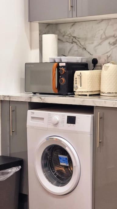 2 Bed Cosy Flat Close To Bus & Tube Station ลอนดอน ภายนอก รูปภาพ