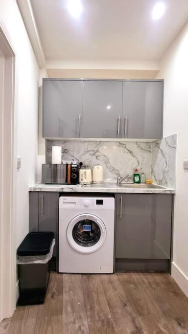 2 Bed Cosy Flat Close To Bus & Tube Station ลอนดอน ภายนอก รูปภาพ