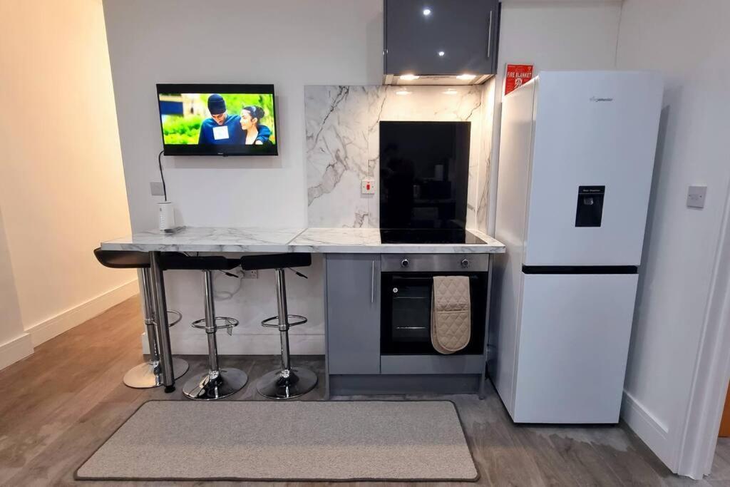 2 Bed Cosy Flat Close To Bus & Tube Station ลอนดอน ภายนอก รูปภาพ