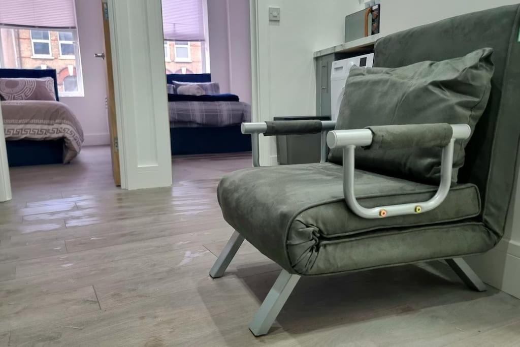 2 Bed Cosy Flat Close To Bus & Tube Station ลอนดอน ภายนอก รูปภาพ