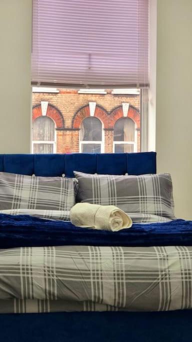 2 Bed Cosy Flat Close To Bus & Tube Station ลอนดอน ภายนอก รูปภาพ