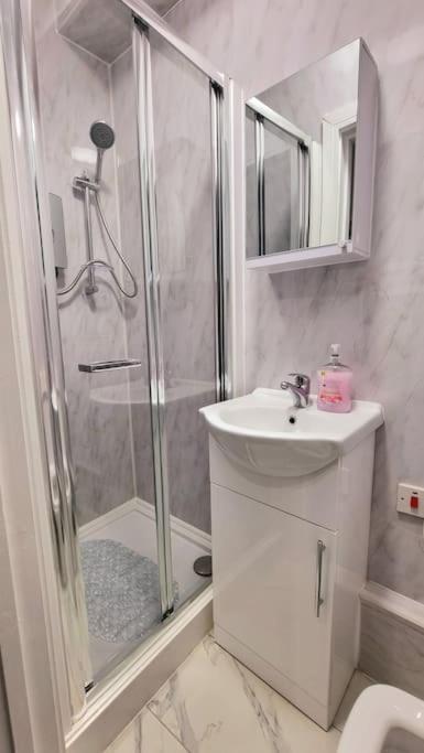 2 Bed Cosy Flat Close To Bus & Tube Station ลอนดอน ภายนอก รูปภาพ