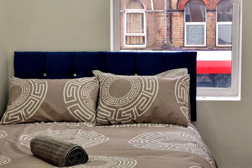 2 Bed Cosy Flat Close To Bus & Tube Station ลอนดอน ภายนอก รูปภาพ
