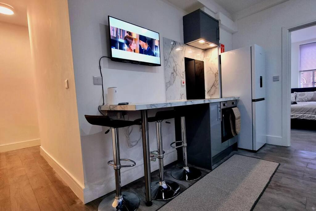2 Bed Cosy Flat Close To Bus & Tube Station ลอนดอน ภายนอก รูปภาพ
