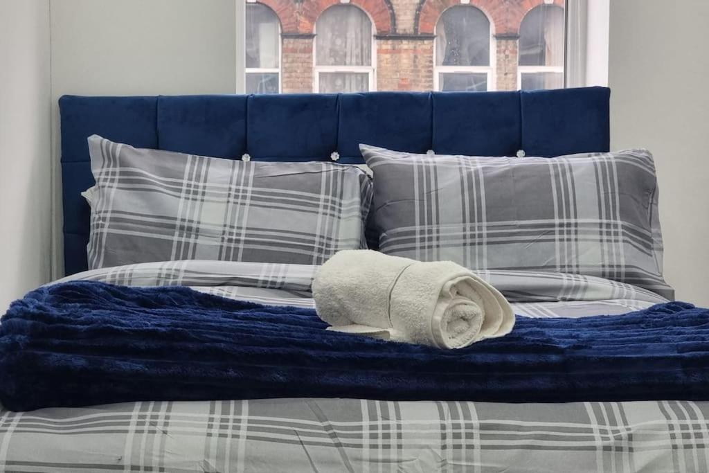 2 Bed Cosy Flat Close To Bus & Tube Station ลอนดอน ภายนอก รูปภาพ