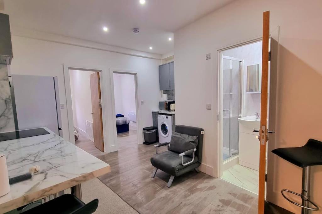 2 Bed Cosy Flat Close To Bus & Tube Station ลอนดอน ภายนอก รูปภาพ